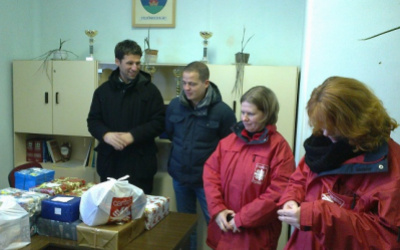 Witzmann Mihály országgyűlési képviselő és a Caritas szervezet élelmiszersegély osztás