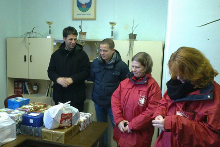 Witzmann Mihály országgyűlési képviselő és a Caritas szervezet élelmiszersegély osztás